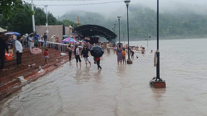 Red alert for heavy rain in nine districts