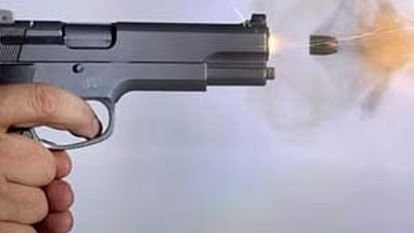 There was a fight between students in Premnagar, two bike riders opened fire outside the hostel, causing a stir