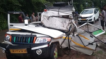 Tragic accident near Siddhabali temple, a huge rock fell on a vehicle, two people died, five injured