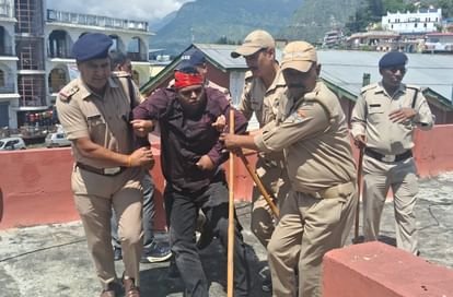 ABVP’s anger erupted against the government, students climbed on the college roof with petrol and raised slogans