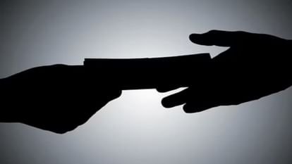 Vigilance action: Medical officer arrested red-handed while accepting a bribe of Rs 20,000 in Nainital