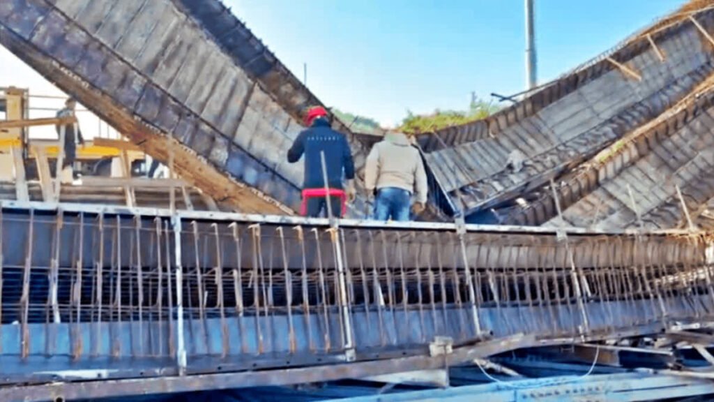 Major accident during bridge construction in Gujarat: Girder collapses, five workers narrowly escape