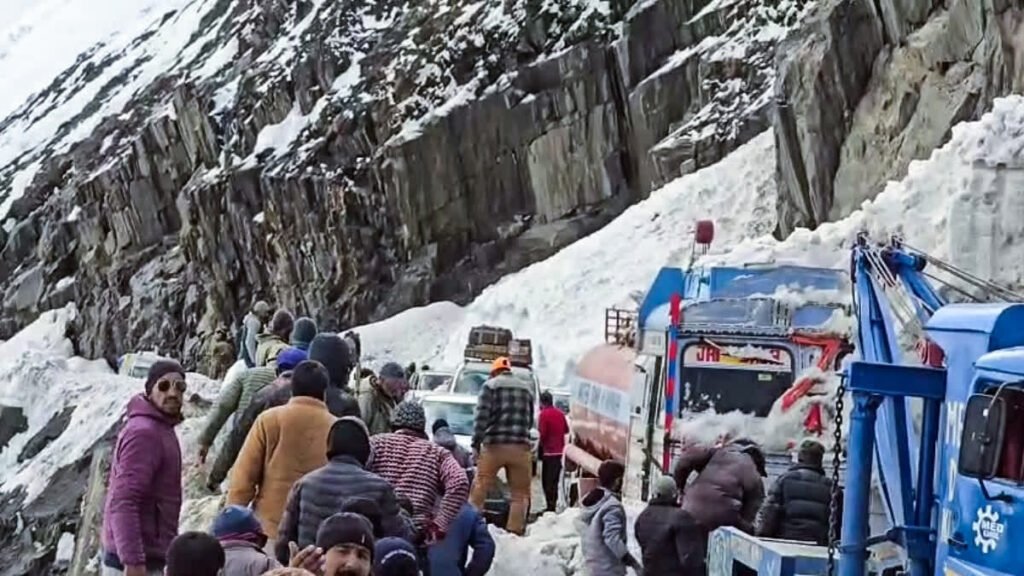 Srinagar–Leh Highway Shut for Rescue Operations After Avalanche Kills Seven at Zojila Pass