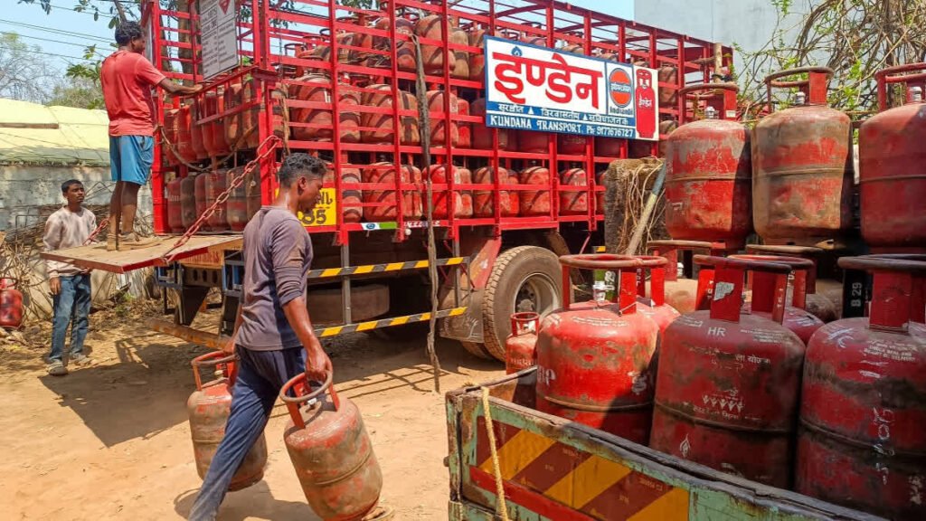Commercial LPG Price Hiked By Rs 195.50; Domestic Gas Cylinder Rates Unchanged