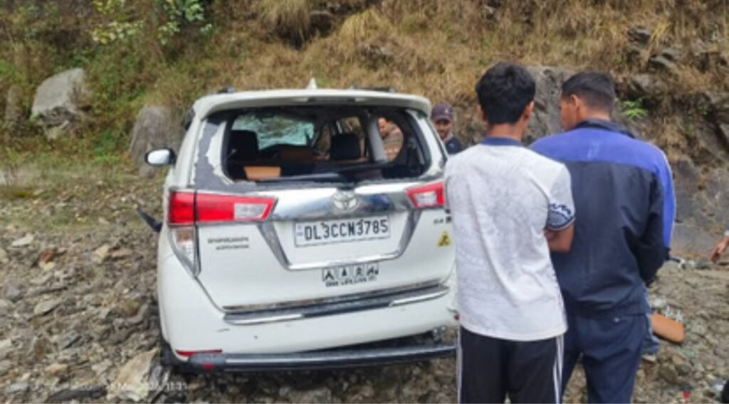 Pithoragarh Accident: Innova falls into ditch in Bangapani, three youths from Pithoragarh killed, one critical