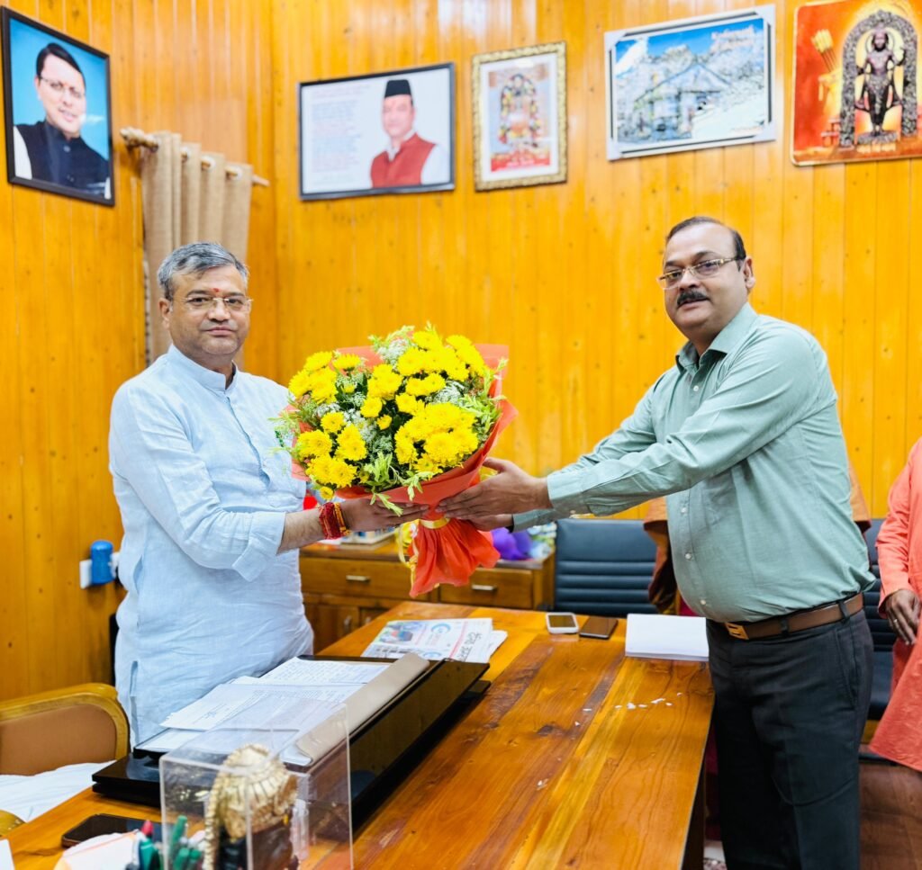 Newly appointed Municipal Commissioner Alok Kumar Pandey paid a courtesy visit to Mayor Saurabh Thapliyal