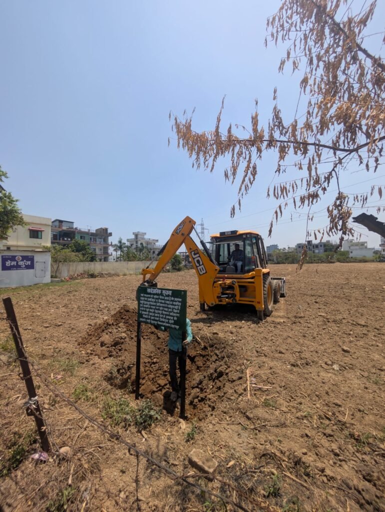 MDDA Bulldozer Demolishes Illegal Plotting on Eight Bighas of Land in Ajabpur Kala