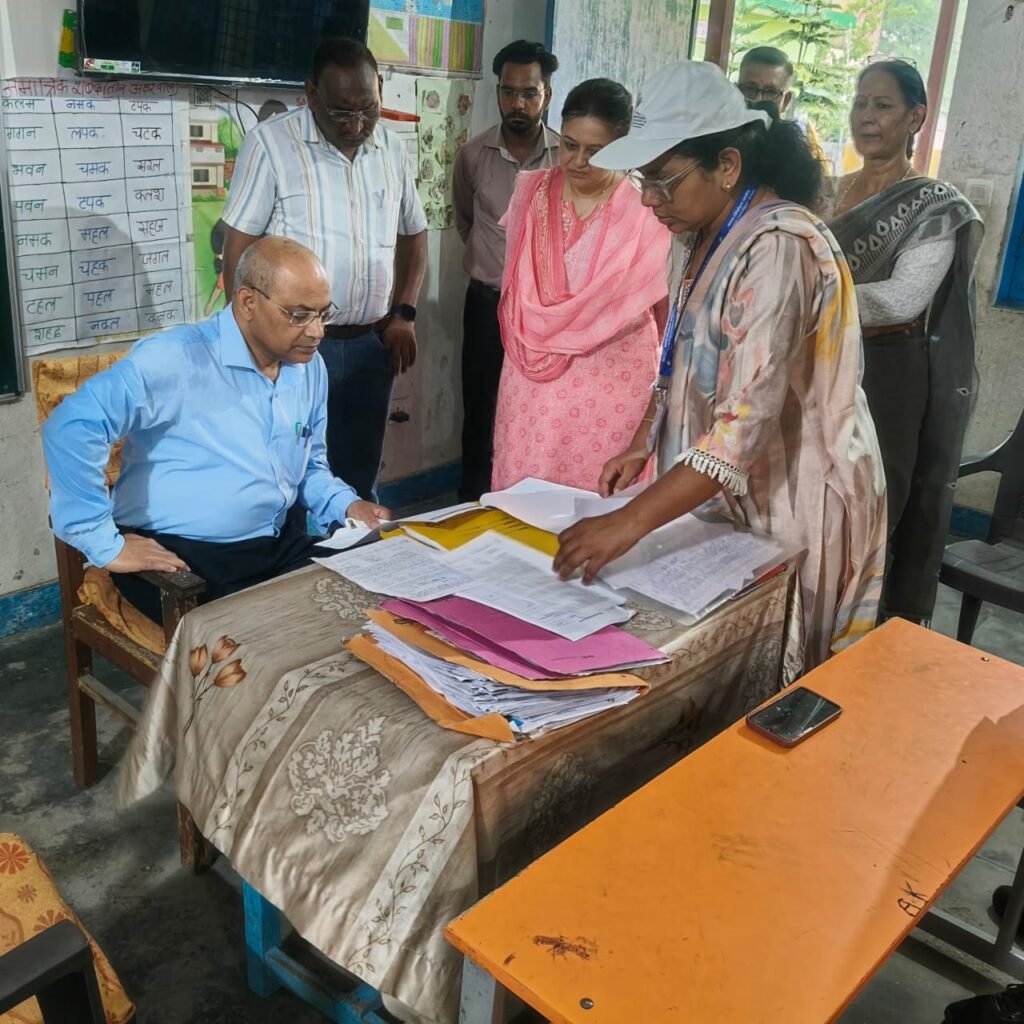 The Garhwal Commissioner reviewed the voter revision work in Doiwala