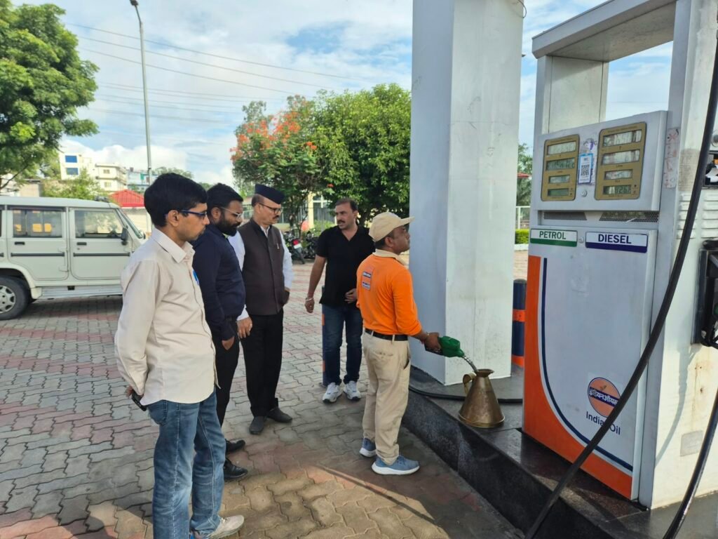 Surprise inspection of a petrol pump in Dehradun: Stock, measurements, and E-20 quality found to be in compliance with standards