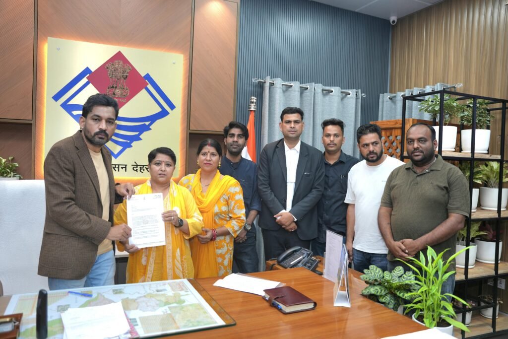 Mahila Congress protests against road accidents in Asharodi-Mohabbewala; burns government effigy and submits memorandum